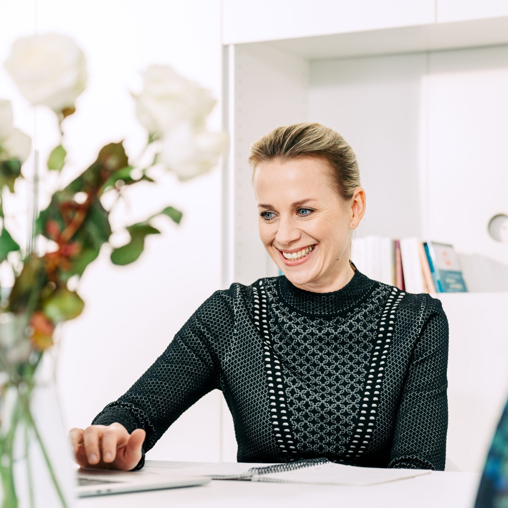 "Christine Bahn, CEO von CBConsult, steht selbstbewusst mit verschränkten Armen und lächelt in die Kamera."
