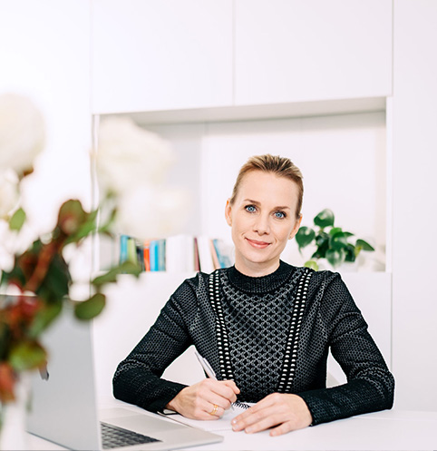 "Geschäftsführerin im modernen Büro, die an einem Laptop arbeitet - Unternehmensberatung und Management - CBConsult"